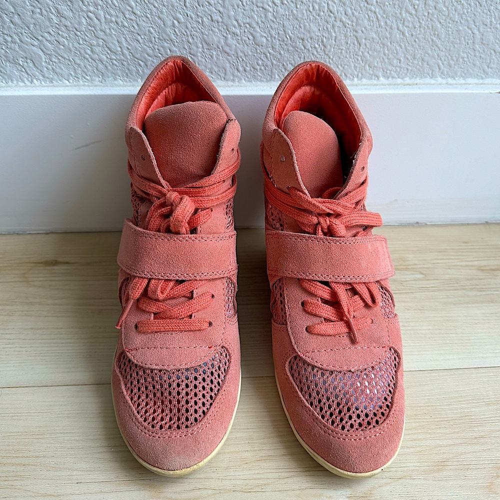 Ash heeled sneakers. Peach color. Mesh details.